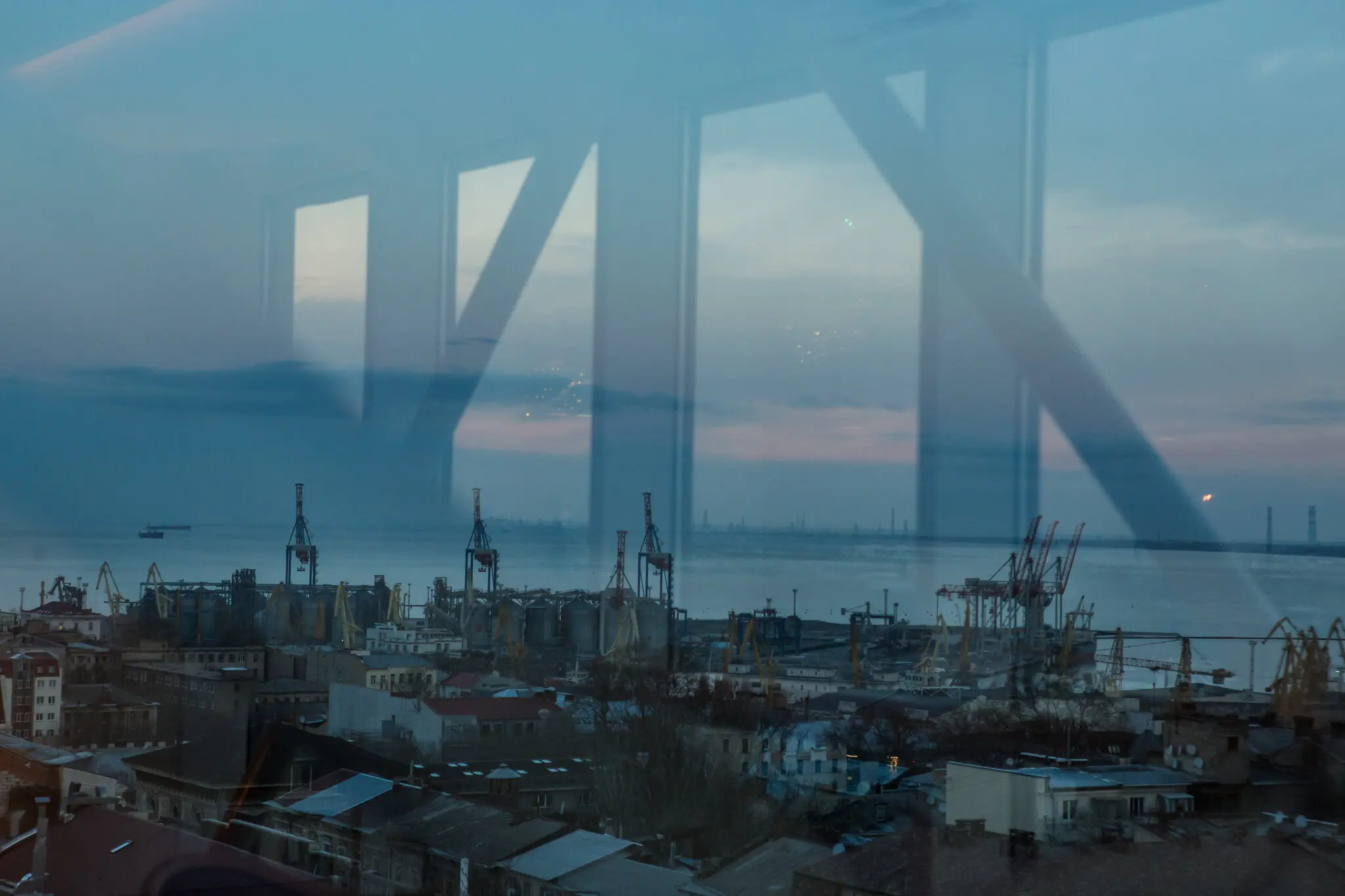 Південне українське місто Одеса, великий порт на Чорному морі, у березні.